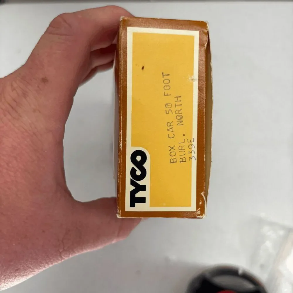 TYCO‎ Burlington Northern 100024 50' Plug Door HO Scale Box Car Train Vintage